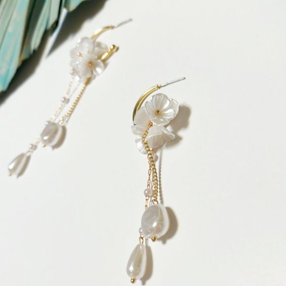White flower pearl earrings #223 - Picture 1 of 7